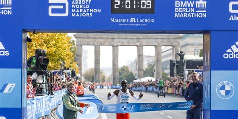 Foto di pattinatori alla Maratona di Berlino su un ex aeroporto