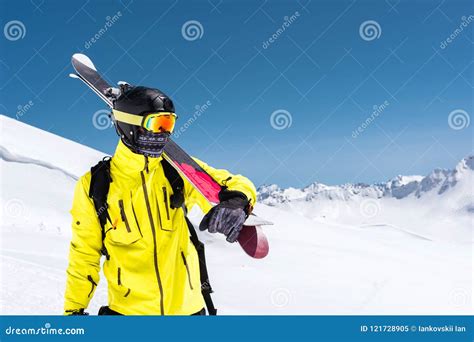 Sciatore con casco e maschera da sci perfettamente integrati