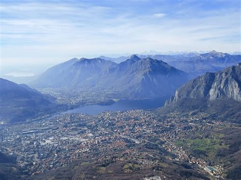 Panorama mozzafiato dei Piani d'Erna con vista sul Lago di Como.
