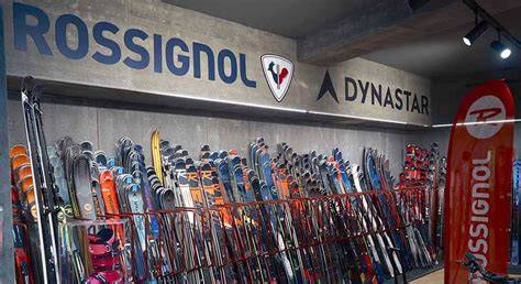 Immagine che rappresenta un negozio Rossignol Pro-Shop, con una selezione di attrezzature da sci e abbigliamento.