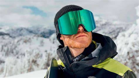 immagine ravvicinata di un paio di occhiali da sci alpinismo con dettagli sulla montatura e sulle lenti fotocromatiche