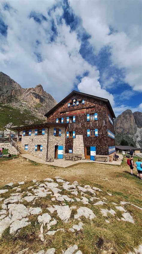 Immagine di un rifugio alpino nel Gruppo del Sassolungo