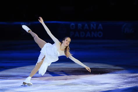 Carolina Kostner mentre pattina su una pista di ghiaccio