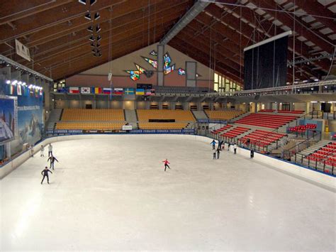 Immagine della pista di pattinaggio del Courmayeur Forum Sport Center con pattinatori