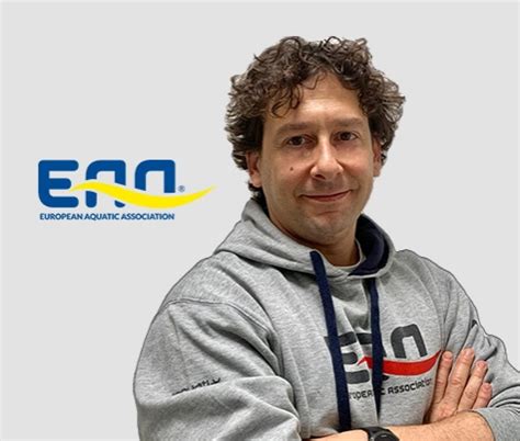 Fabrizio Cantarini, Direttore Scientifico EAA, mentre presenta un programma di allenamento acquatico.