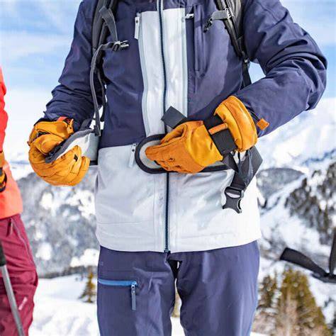 Collage von Marmot-Produkten: Skijacken für Damen, Herren und Kinder, Skihosen, Mützen und Handschuhe.
