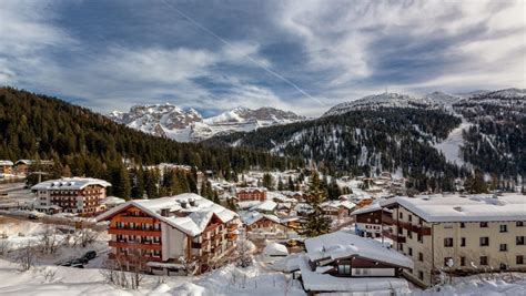 Panoramica delle montagne innevate di Madonna di Campiglio in una giornata di sole primaverile