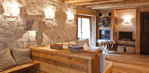 Interno accogliente dell'Hotel Grifone con camino e arredi in stile alpino