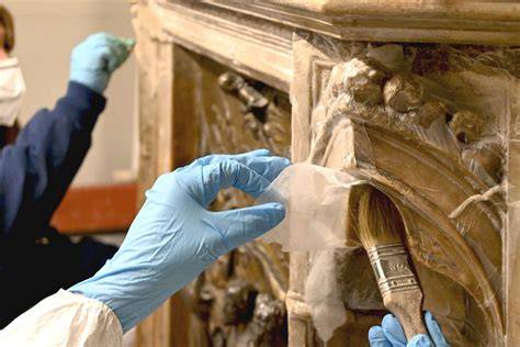 Dettaglio dell'affresco durante la fase di pulitura, con la rimozione di ritocchi e la sistemazione delle stuccature.