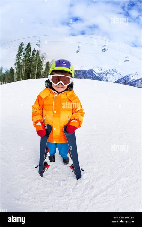 bambino che indossa abbigliamento da sci in montagna