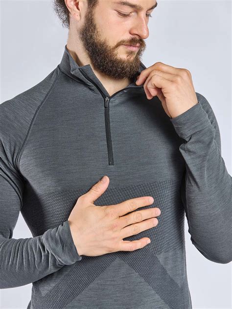 dettaglio tessuto maglia termica maniche lunghe in lana merino e fibre di carbonio