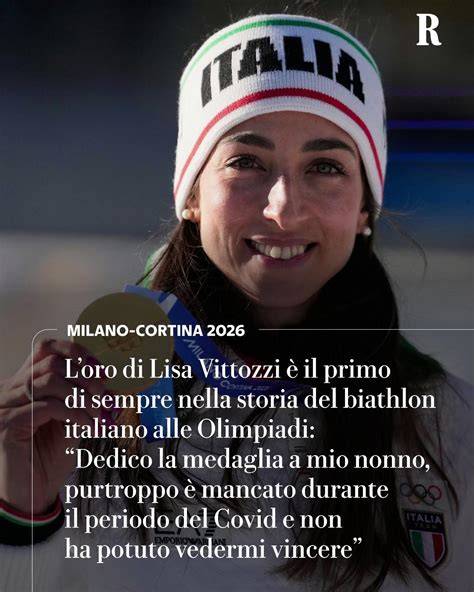Lisa Vittozzi mentre festeggia una vittoria, con il poligono di tiro sullo sfondo.