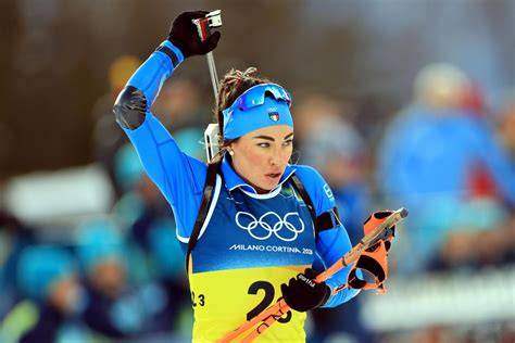 Dorothea Wierer durante una competizione di biathlon, concentrata sul poligono di tiro.