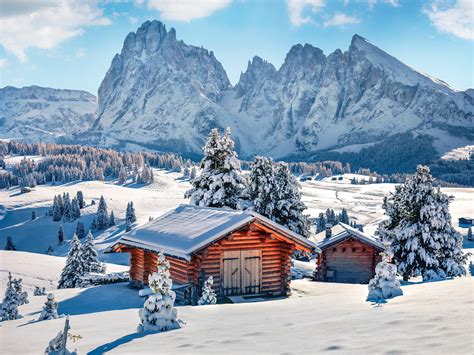 Paesaggio invernale dell'Alpe di Siusi con piste da sci innevate
