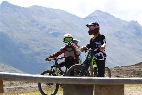 Giovani ciclisti in azione durante un corso di MTB freeride con istruttore