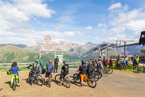 Gruppo di biker felici dopo un corso di MTB con istruttori