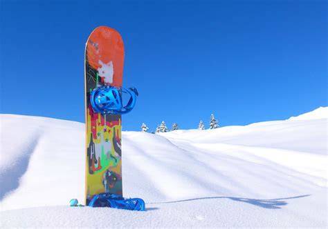 Illustrazione di una tavola da snowboard con un design artistico e colorato