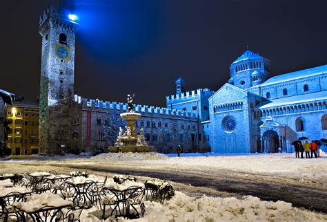 Foto della guida Cristina mentre illustra un punto di interesse a Trento
