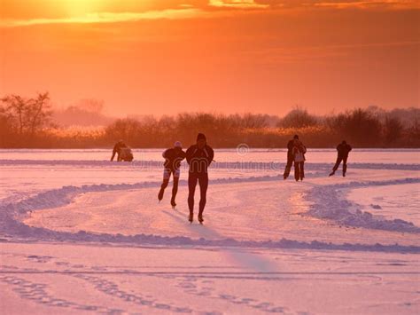 Immagine di pattinatori durante l'Elfstedentocht, con neve e condizioni invernali difficili