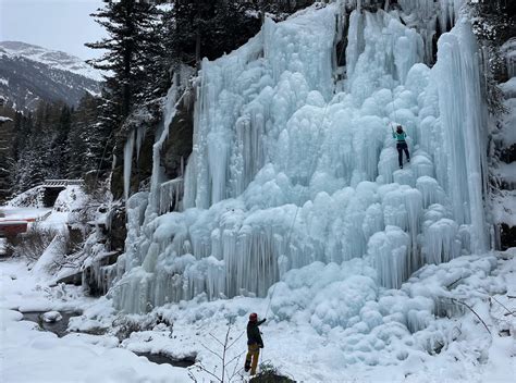 Ice Park in Valsavarenche con climber su cascata di ghiaccio