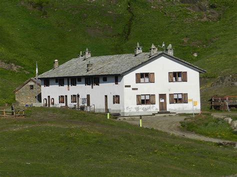 Rifugio Dondena con pascoli alpini circostanti