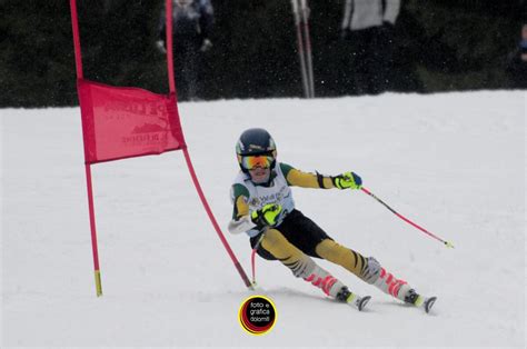 sciatori giovani durante una gara