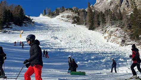 sciatori durante la ricognizione di una pista