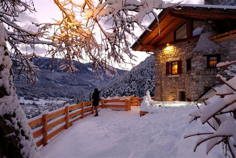 Villaggio di Clavière sotto la neve con le montagne sullo sfondo