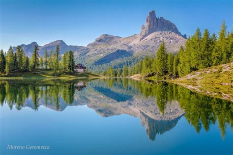 Rifugio Croda da Lago con montagne innevate sullo sfondo