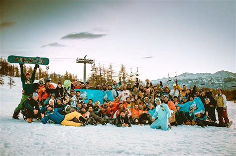 Collage di foto dei più grandi campioni di snowboard di tutti i tempi.