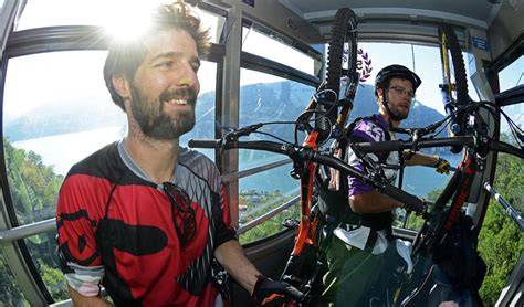 Ciclisti che utilizzano una funivia per raggiungere un punto di partenza per un tour MTB
