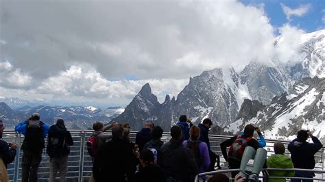 Vista panoramica a 360 gradi dalle terrazze di Punta Helbronner, con le principali vette alpine visibili.