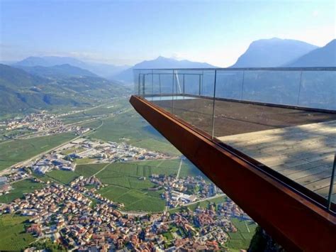 Vista panoramica del Monte di Mezzocorona con vigneti circostanti