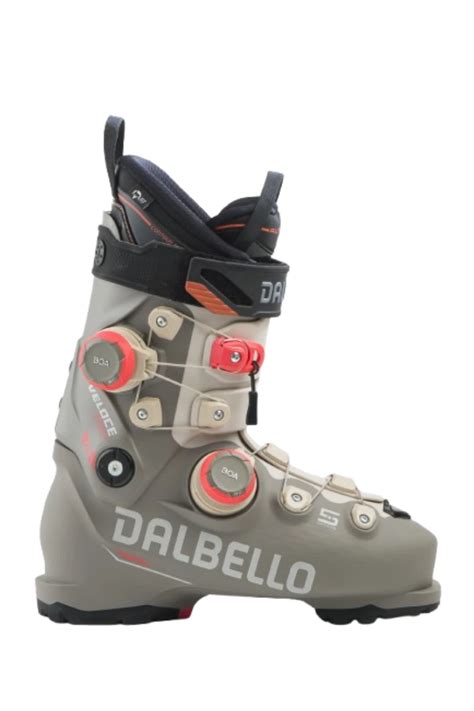 Sciatore che indossa scarponi da sci Dalbello Veloce Space 120 Dual BOA su una pista innevata