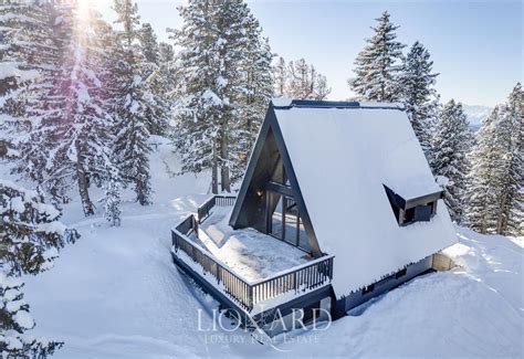 Panorama montano di Valfréjus con chalet e boschi