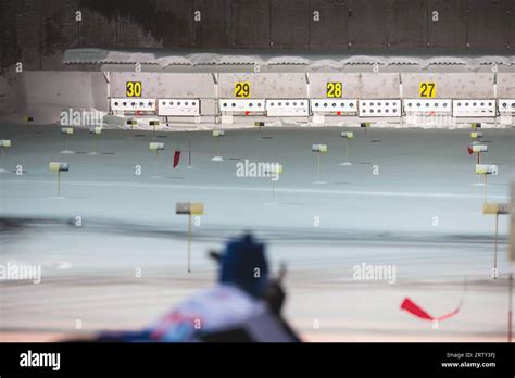 Schema di un atleta di biathlon con enfasi sulla posizione della carabina e dello spallaccio.
