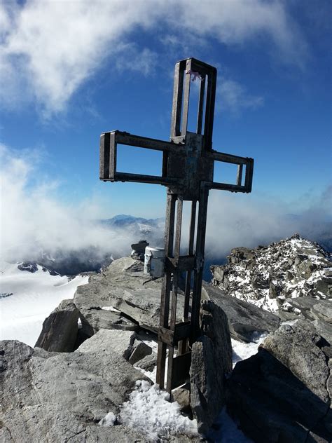 Panoramica del Monte Muro con la croce di vetta e le valli circostanti