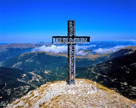 La croce di legno sulla vetta del Monte Muro