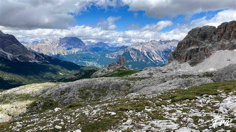 vista panoramica sulle Dolomiti da un rifugio sciistico