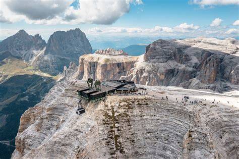 panorama delle Dolomiti dalla terrazza di un rifugio sciistico
