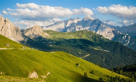 Vista panoramica della Val di Fiemme con il Latemar sullo sfondo