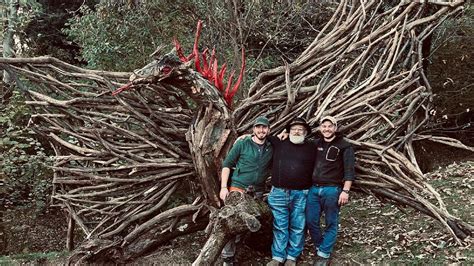 Installazione artistica a tema drago nel bosco