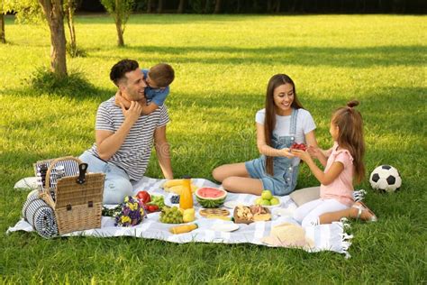 Famiglia che fa un picnic in un'area attrezzata con vista sulle montagne