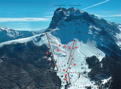 Panoramica delle piste da sci a Prati di Tivo con il Gran Sasso sullo sfondo