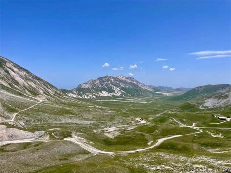 Vista dell'altopiano di Campo Imperatore con le montagne del Gran Sasso