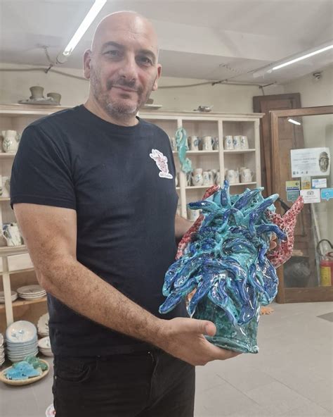 Un maestro ceramista al lavoro in una bottega tradizionale a Castelli