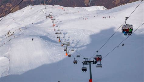 Schema generale di un comprensorio sciistico con piste, impianti di risalita e strutture di supporto.
