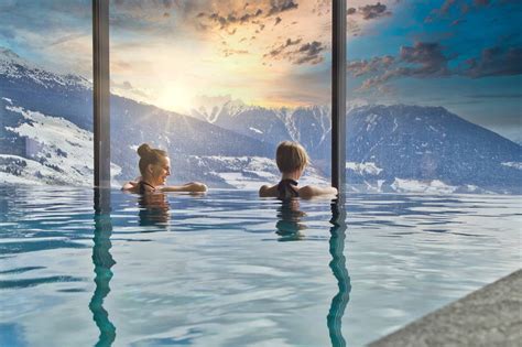 Coppia che si rilassa in una spa con vista sulle montagne innevate