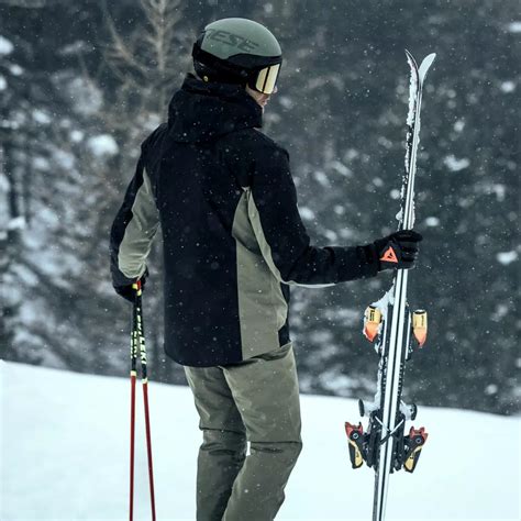 Dettaglio di abbigliamento da sci: giacca, pantaloni, guanti, cappello e maschera