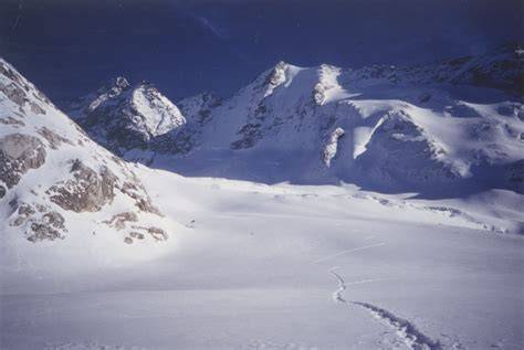 Panoramica sul ghiacciaio del Forno, con la parete Nord della Cima di Rosso e il percorso verso il Monte Sissone